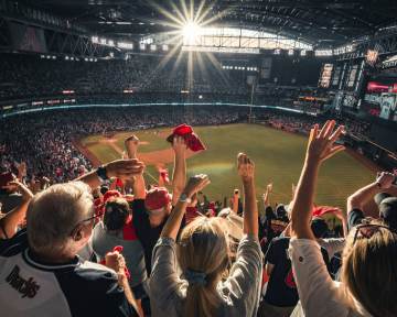 曼联对阵布伦特福德，卡塞米罗进球球形巨幕现队徽｜九游体育（配图示意）