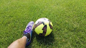 热刺英超仅领先降级区1分，剩余7轮赛程艰难（配图示意）